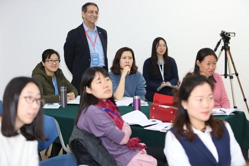 Đảng ủy xã Xuân Trường trao Huy hiệu Đảng tại nhà cho đảng viên cao tuổi Đảng.