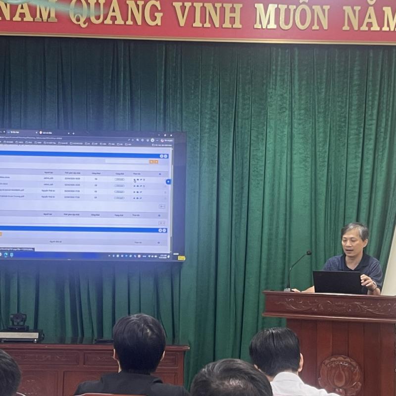 Ủy ban nhân dân xã Xuân Trường tổ chức hướng dẫn nghiệp vụ cho bộ phận quản trị "Phòng họp không giấy tờ" xã