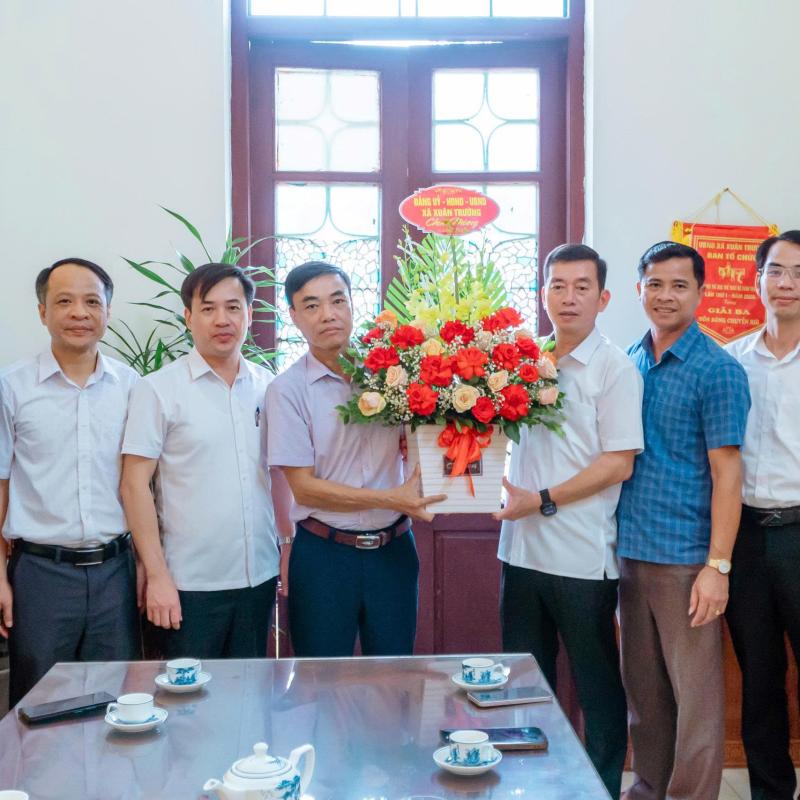 Các đồng chí lãnh đạo xã Xuân Trường thăm, chúc mừng người làm công tác Báo chí, Phát thanh - Truyền hình, kỷ niệm 101 năm ngày Báo chí Cách mạng Việt Nam