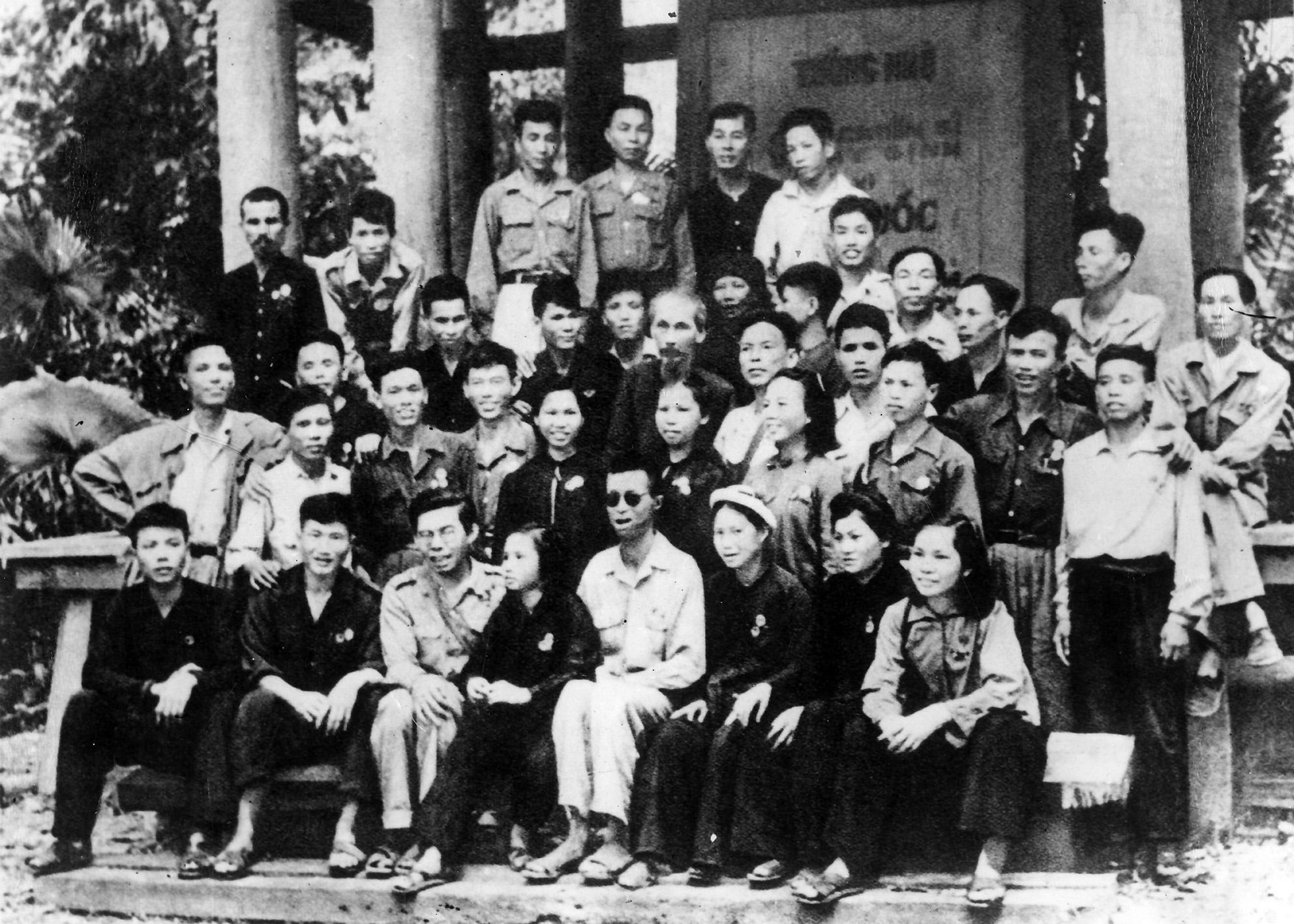 chu-tich-ho-chi-minh-chup-anh-ky-niem-voi-cac-dai-bieu-du-dai-hoi-anh-hung-chien-si-thi-dua-va-can-b.jpg