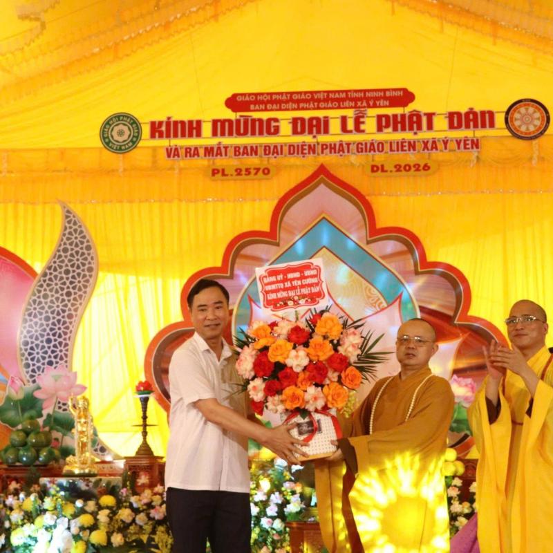 LÃNH ĐẠO XÃ YÊN CƯỜNG TẶNG HOA CHÚC MỪNG ĐẠI LỄ PHẬT ĐẢN PL.2570 – DL.2026 VÀ RA MẮT BAN ĐẠI DIỆN PHẬT GIÁO LIÊN XÃ Ý YÊN