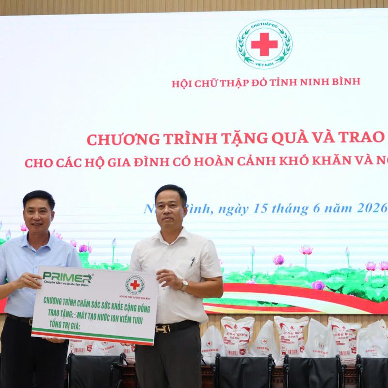 Hội chữ thập đỏ Tỉnh trao tặng quà và xe lăn cho người khuyết tật và hộ khó khăn trên địa bàn xã Yên Cường