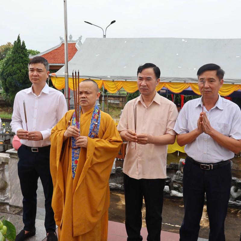 Lễ dâng hương lấy mẫu giám định ADN liệt sỹ tại Nghĩa trang Liệt sỹ xã Yên Cường