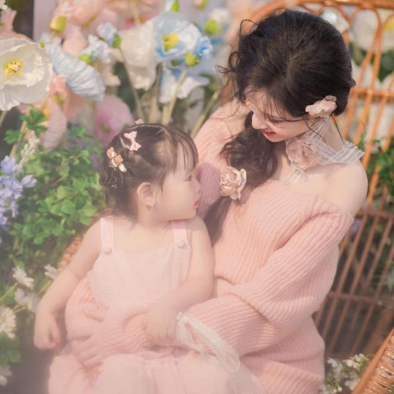 Tôn vinh sự hy sinh thầm lặng và tình yêu thương vô bờ bến  của những người mẹ nhân ngày 10/5, Ngày của mẹ.