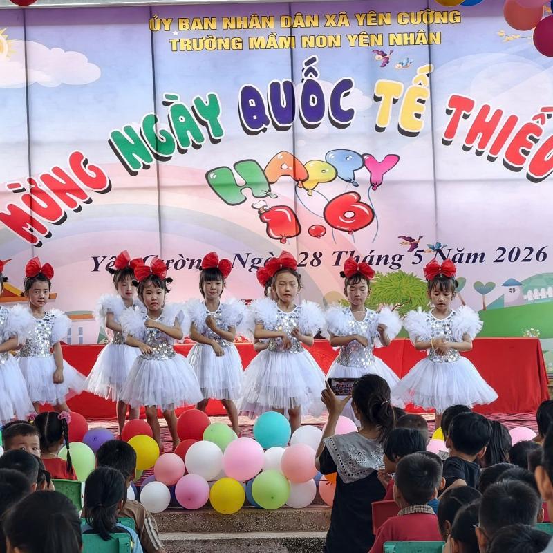 Các đồng chí lãnh đạo Đảng uỷ, HĐND, UBND, Tài xỉu Sicbo - Dubai Palace Casino MTTQ Việt Nam xã Yên Cường thăm và tặng quà cho các em thiếu nhi tại các trường Mầm non trên địa bàn xã nhân Ngày Quốc tế Thiếu nhi 01/6.
