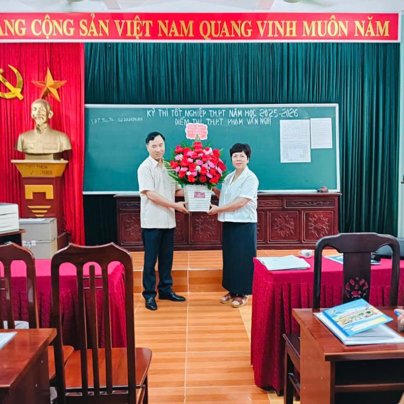 Đồng chí Bí thư Đảng ủy xã Yên Cường thăm, tặng hoa, động viên cán bộ, giáo viên, nhân viên tại điểm thi tốt nghiệp THPT năm 2026 trường THPT Phạm Văn Nghị.