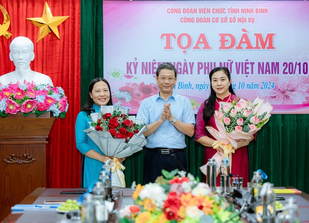 Ð?ng ch&iacute; Vu Ti?n Tu?n - Ph&oacute; B&iacute; thu Ð?ng b?, Ph&oacute; Gi&aacute;m d?c S? t?ng hoa cho Ban N? c&ocirc;ng co quan v&agrave; kh&aacute;ch m?i