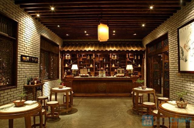 Đồng chí Dương Đức Quân, Phó Bí thư Thường trực Đảng ủy, Chủ tịch UBND phường dự buổi sinh hoạt chi bộ định kỳ tại Chi bộ tổ dân phố 13, phường Tam Điệp