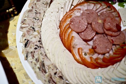 Đoàn đại biểu Đảng ủy, HĐND, UBND phường do đồng chí Cao Trường Sơn, Tỉnh uỷ viên, Bí thư Đảng uỷ làm Trưởng đoàn đã đến chúc mừng Ủy ban MTTQ Việt Nam phường nhân dịp kỷ niệm 95 năm Ngày thành lập Mặt trận Dân tộc thống nhất Việt Nam - Ngày truyền thống MTTQ Việt Nam (18/11/1930 - 18/11/2025)