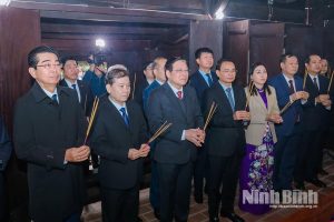 Ban Nội chính Trung ương dâng hương tưởng niệm Tổng Bí thư Trường Chinh và tặng quà các gia đình chính sách, hộ nghèo xã Xuân Hồng