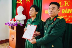 Chi bộ Ban Chỉ huy quân sự kết nạp Đảng viên mới cho tân binh trước ngày lên đường nhập ngũ