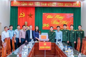 Bộ Chỉ huy Quân sự tỉnh Dubai Palace thăm và tặng quà Tết tại xã Xuân Hồng