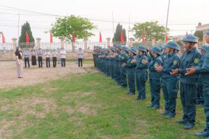 Lãnh đạo xã Xuân Hồng thăm và động viên lực lượng Dân quân tự vệ năm thứ nhất trên thao trường